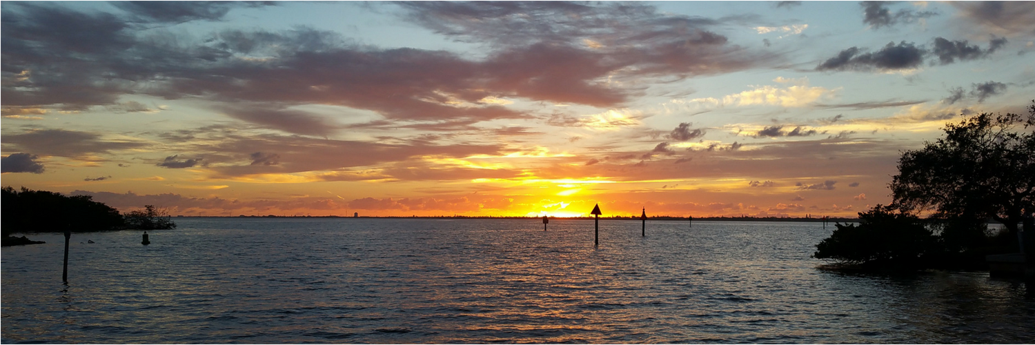 the sun setting over water